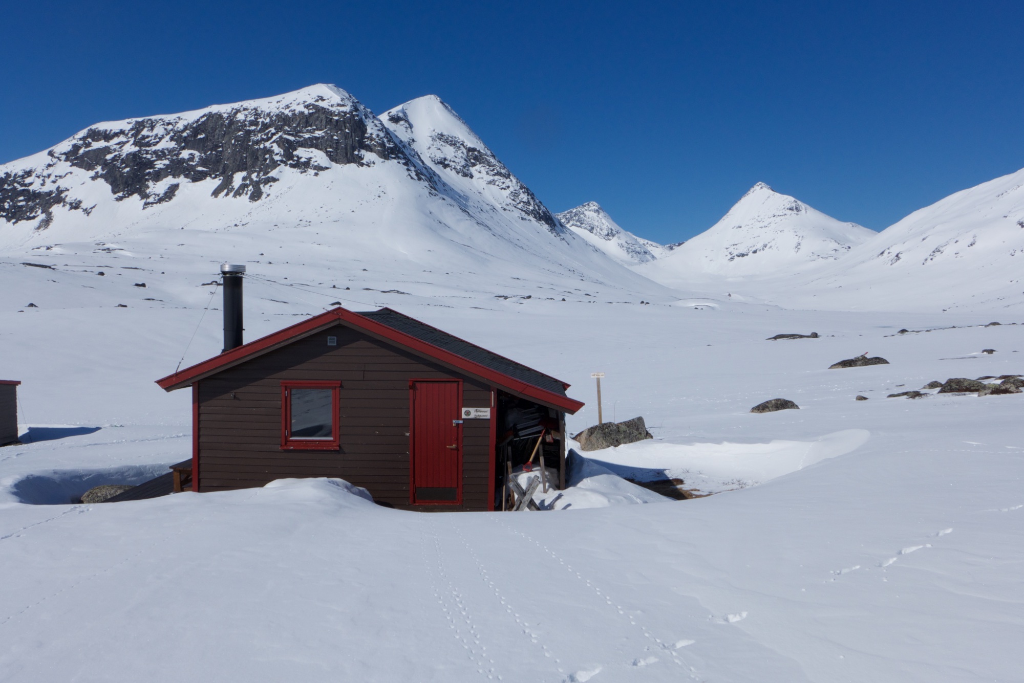 Rise and shine! We are going to skin all the way to the bottom of the valley, turn left, climb 1200m or so, scramble along a narrow ridge, ski down and skate back. Puh...