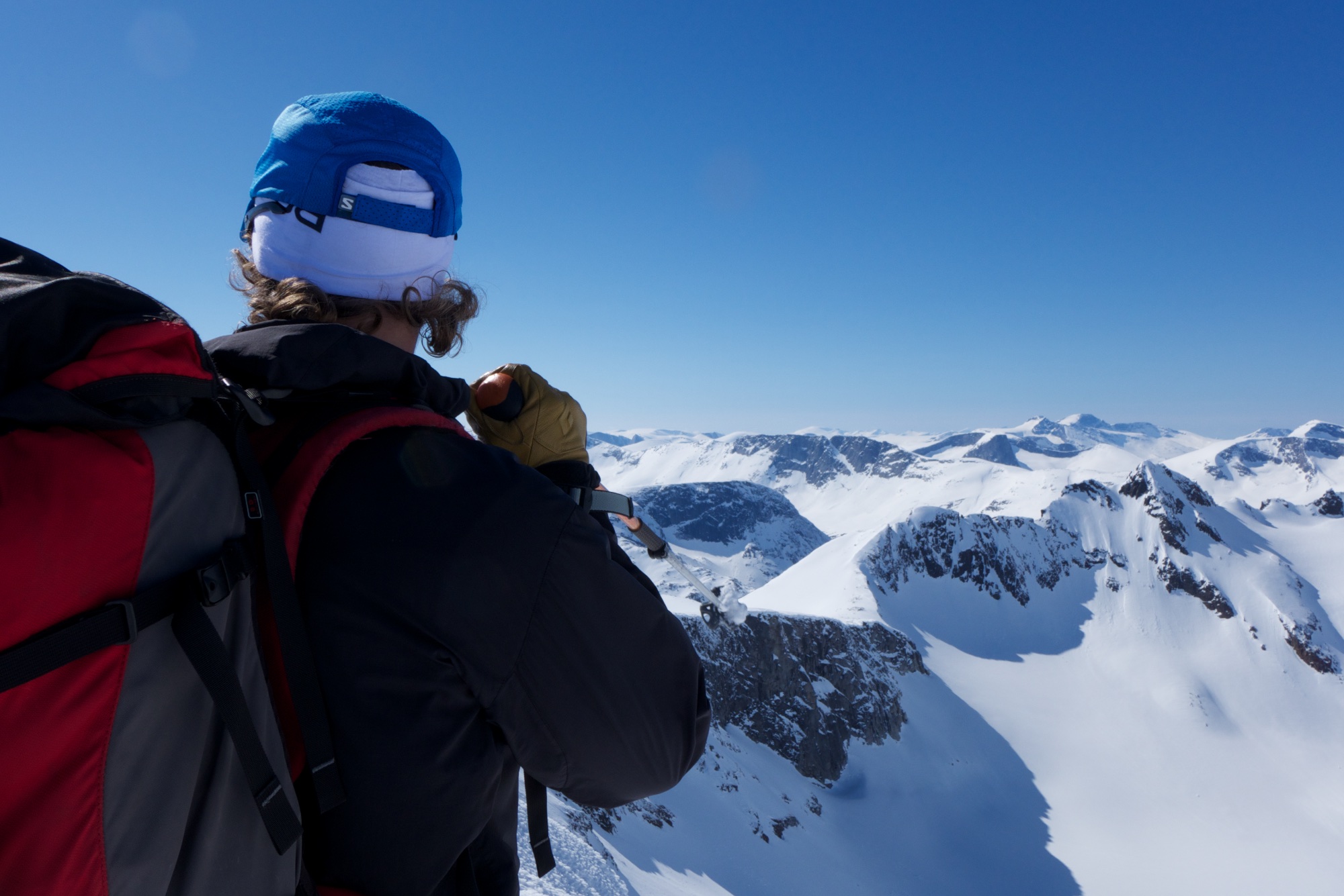 Great views of endless possibilities. Mattias is pointing towards Järnkammen, our objective for the day.