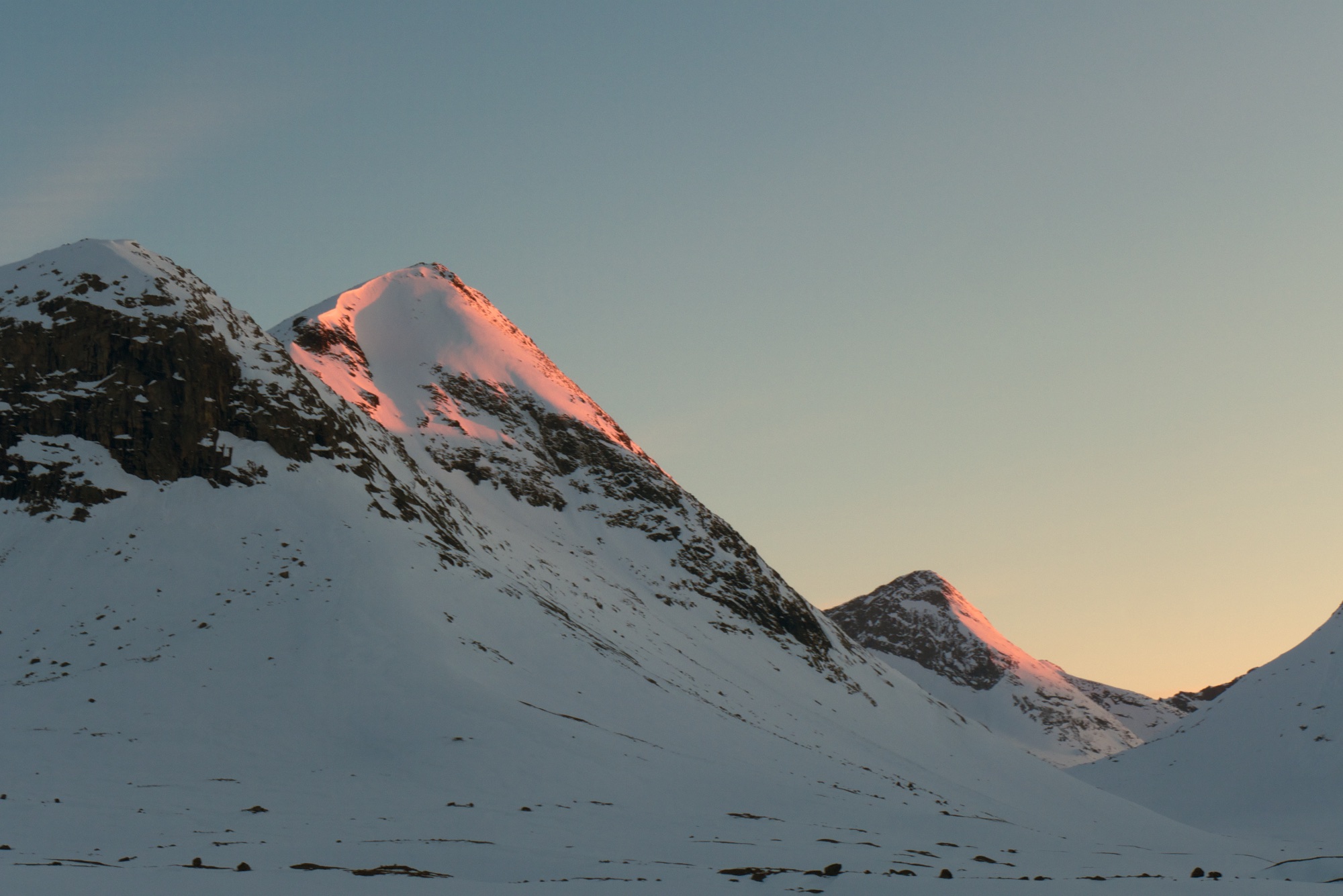 Back at the hut, 10 hours or so after departure, we enjoyed a good dinner and watched the peaks turn red in the setting sun.