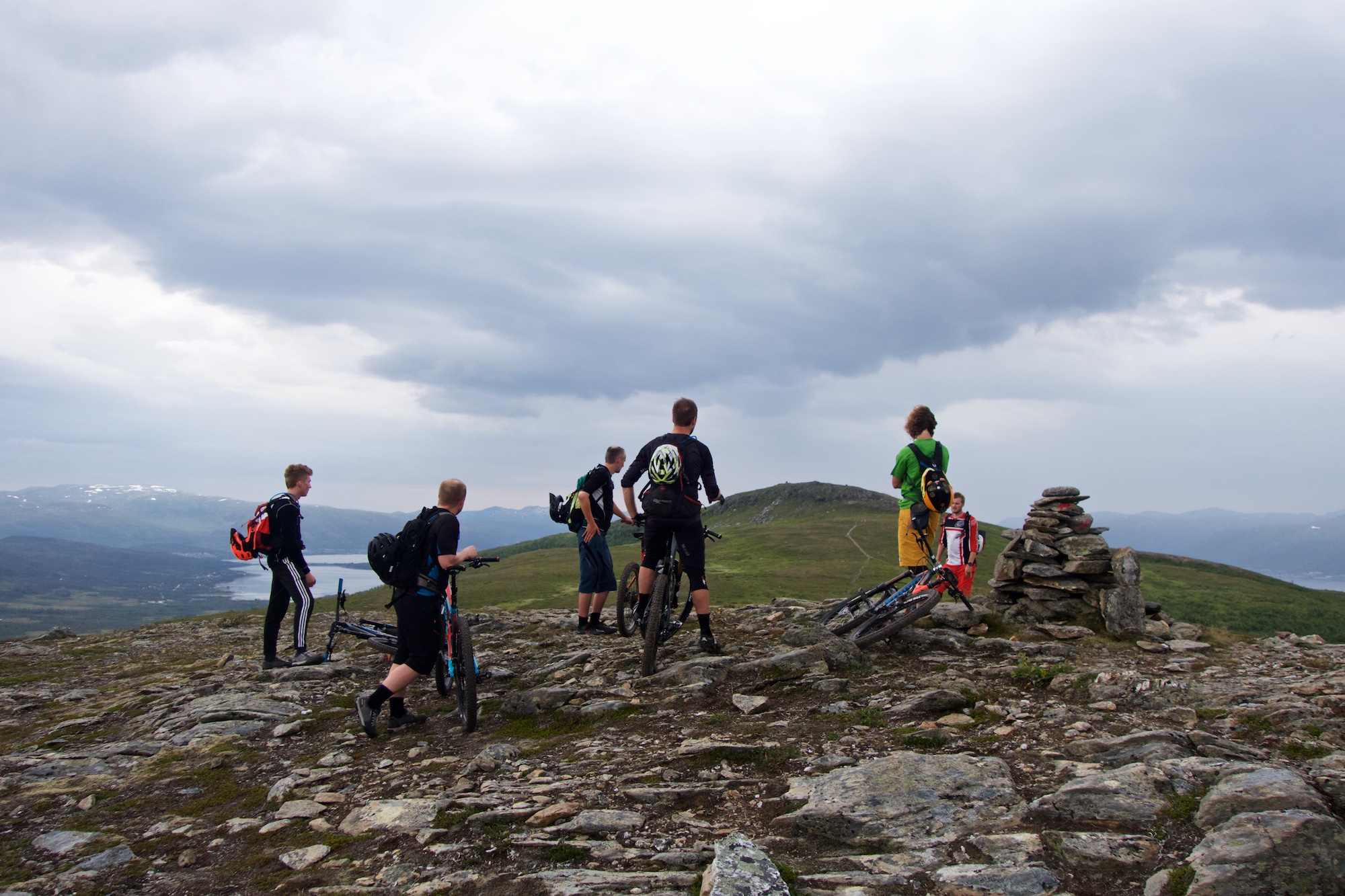 Briefing on the summit of Grønlibruna before starting on stage 1. Photo by Andrea.