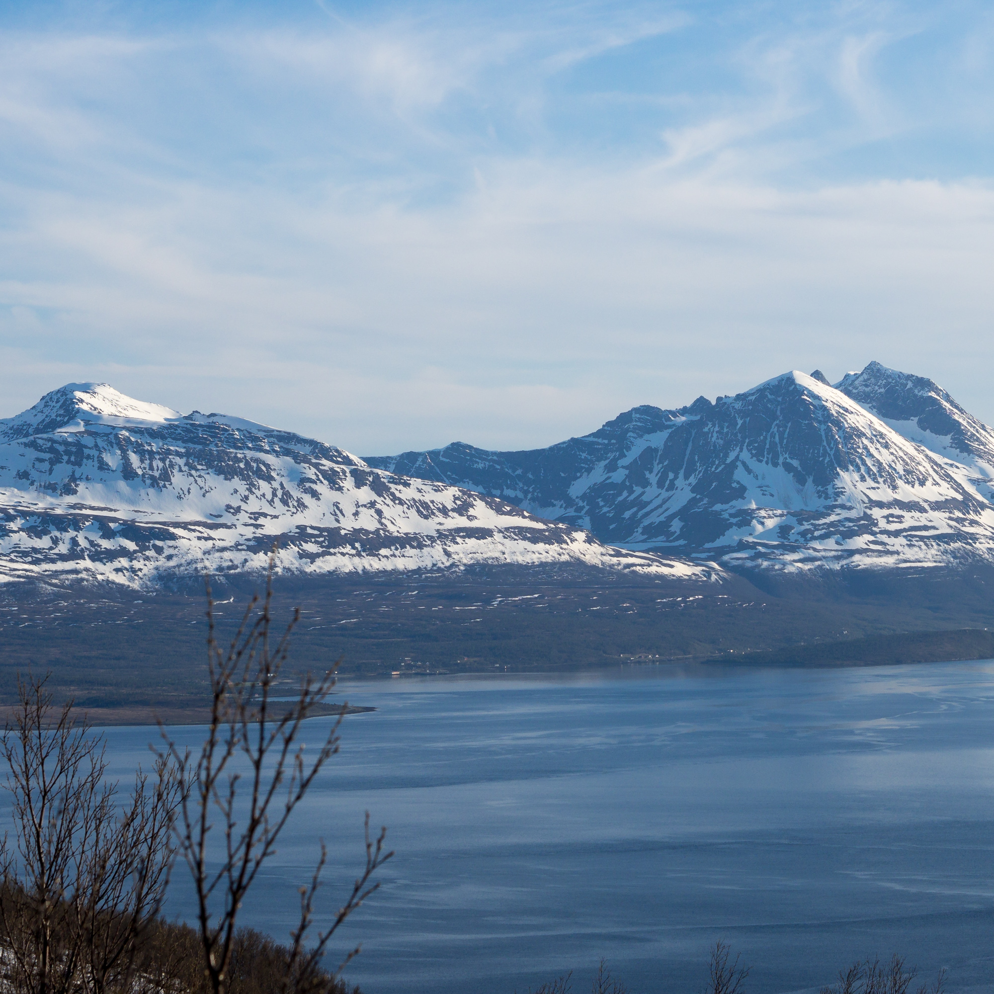 Bentsjordtinden and Middagstinden.