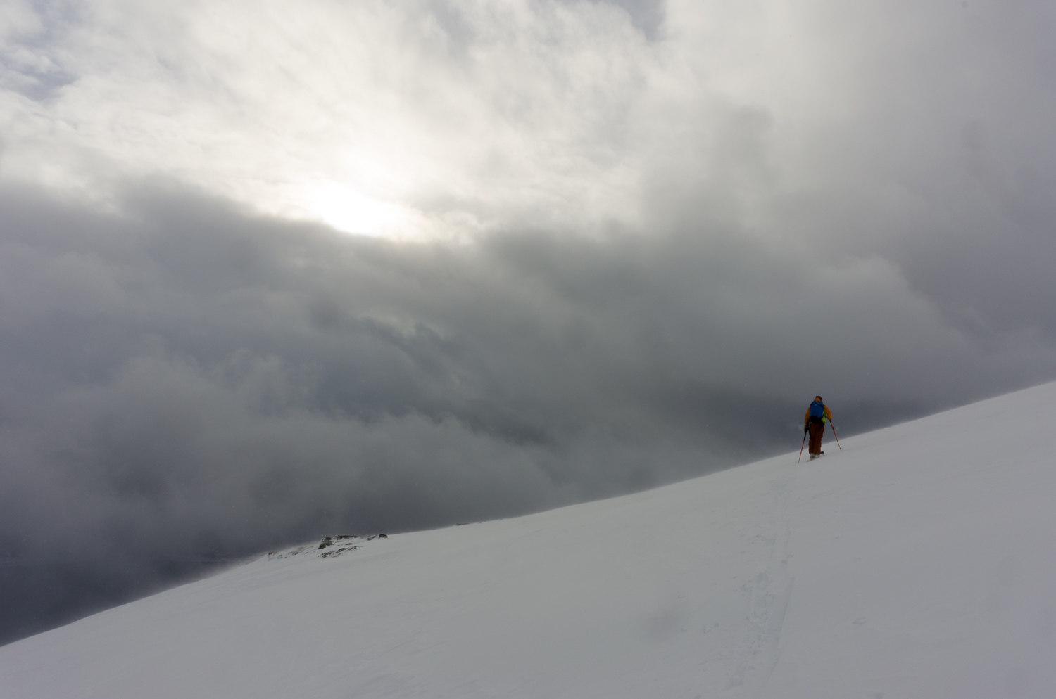 Gustav in the alpine with all kinds of weather fighting or the space above him.