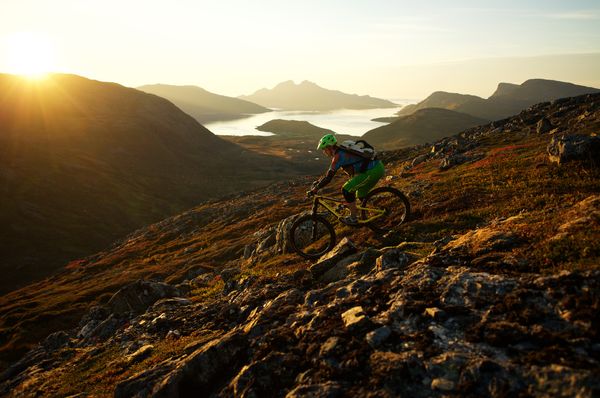 Sørtinden, steep trails and sunsets.